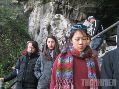 Đoàn của Mark Zuckerberg thăm quan các hang động ở vịnh Hạ Long.